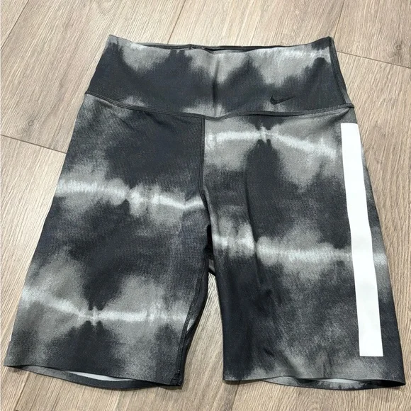 4 NIKE biker shorts gym shorts EUC AND NWT size XS - Picture 3 of 6